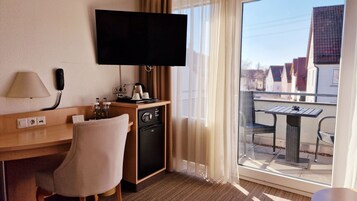 Hypo-allergenic bedding, in-room safe, desk, blackout drapes