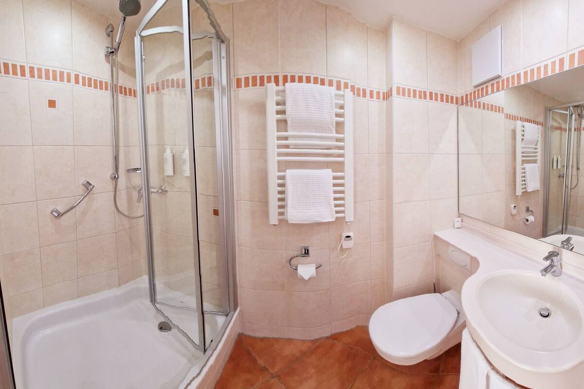 hypo-allergenic bedding, in-room safe, desk, blackout curtains