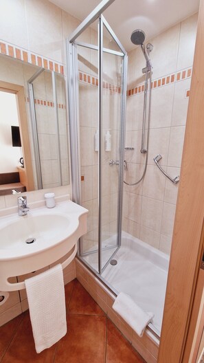 Hair dryer, towels, soap, shampoo - Hotel Garni Superior (Metzingen)