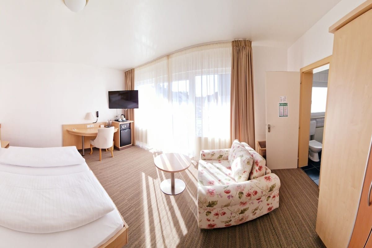 Double Room | Hypo-allergenic bedding, in-room safe, desk, blackout curtains