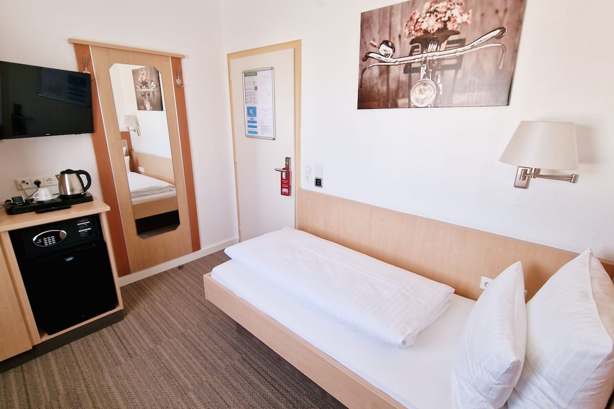 small single room | hypo-allergenic bedding, in-room safe, desk, blackout curtains
