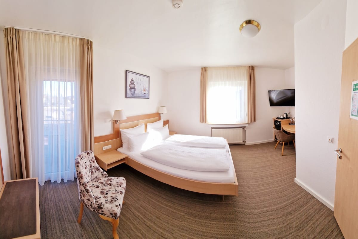 hypo-allergenic bedding, in-room safe, desk, blackout curtains