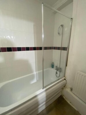 Articles de toilette (gratuits), serviettes fournies, savon, shampooing