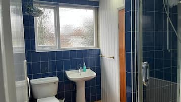 Tomannsrom – standard, 2 enkeltsenger | Bad | Toalettartikler (inkludert), håndklær, sjampo og toalettpapir