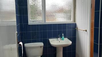 Standard Twin Room, 2 Twin Beds | Bathroom | Free toiletries, towels, shampoo, toilet paper