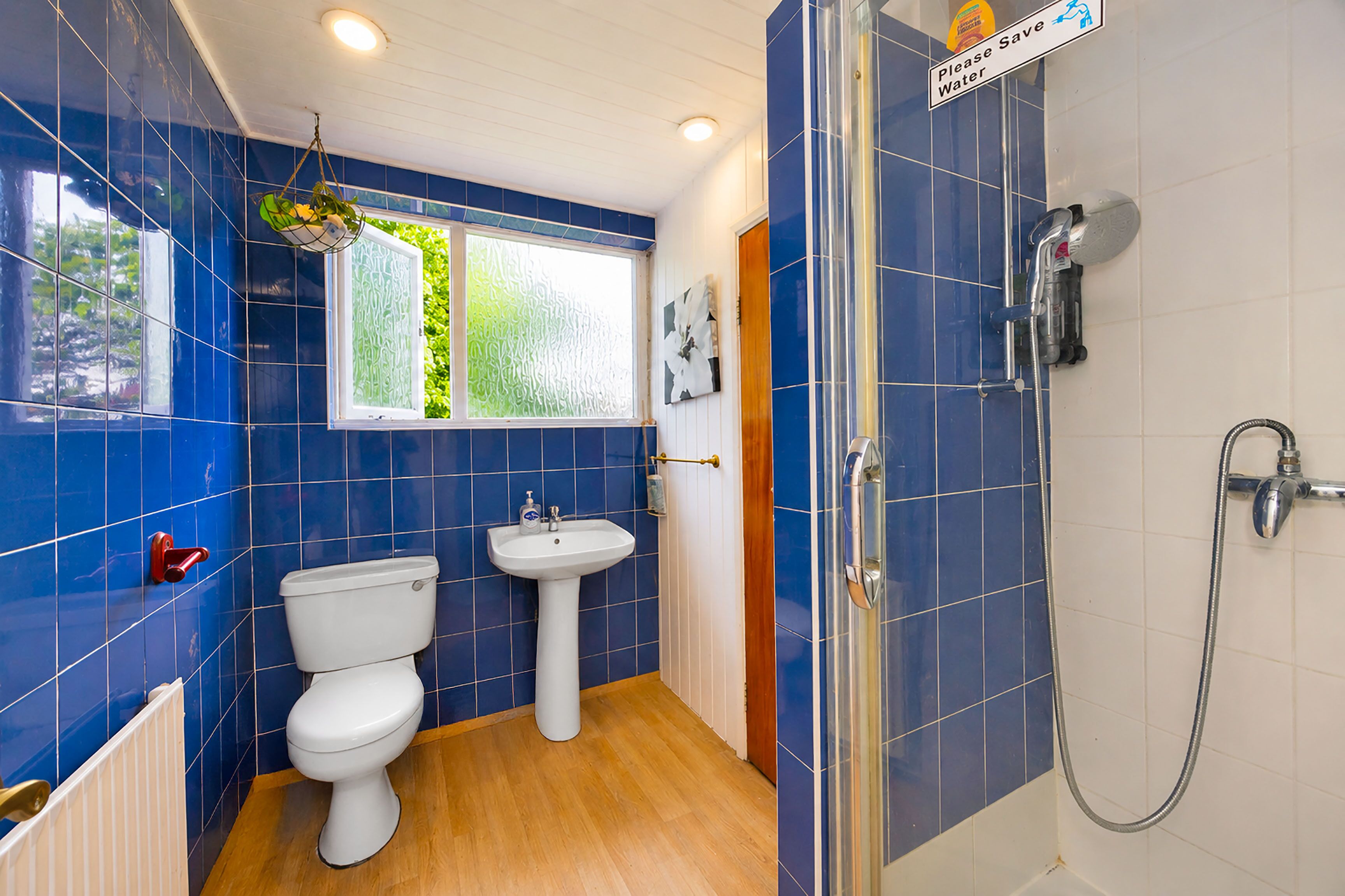 Quarto duplo standard | Banheiro | Produtos de toalete grátis, toalhas de banho, sabonete, shampoo