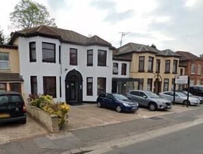 Front of property - OYO Saji Hotel Illford (Ilford)