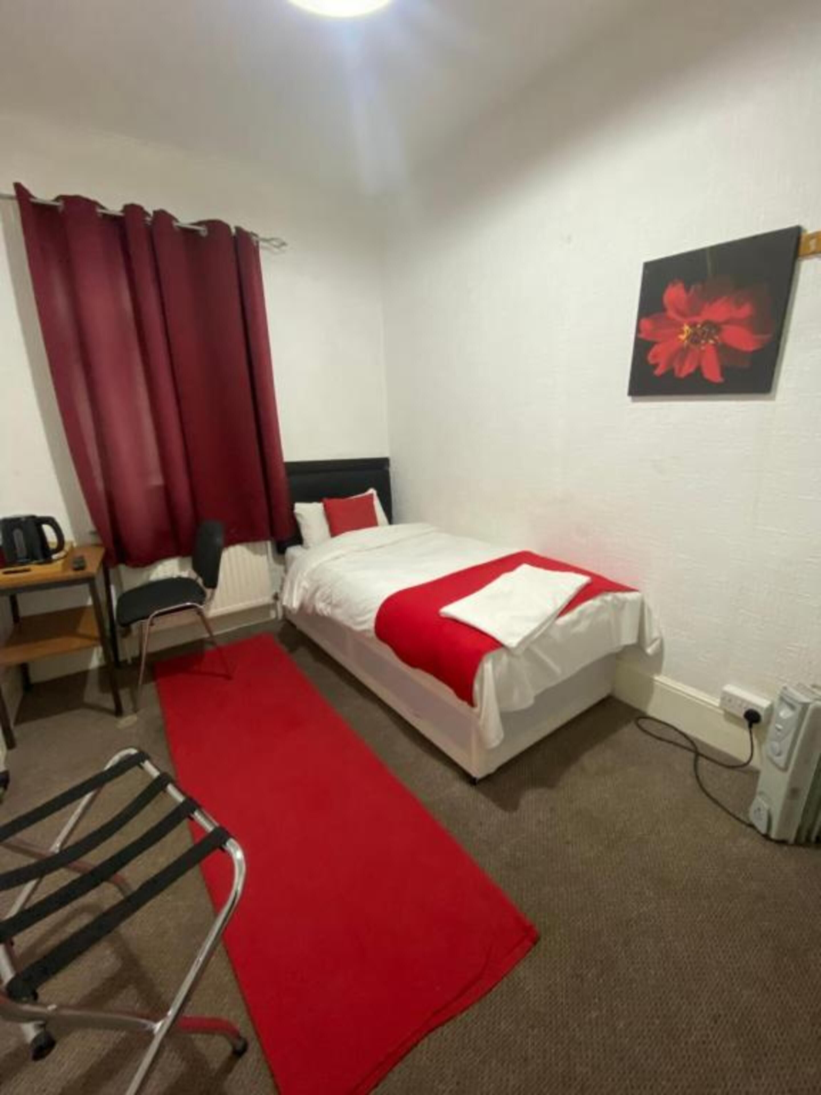 Standard Single Room - Shared | Desk, blackout drapes, iron/ironing board, free WiFi