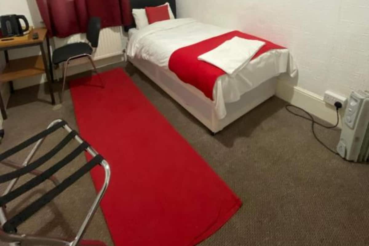 Standard Single Room - Shared | Desk, blackout drapes, iron/ironing board, free WiFi