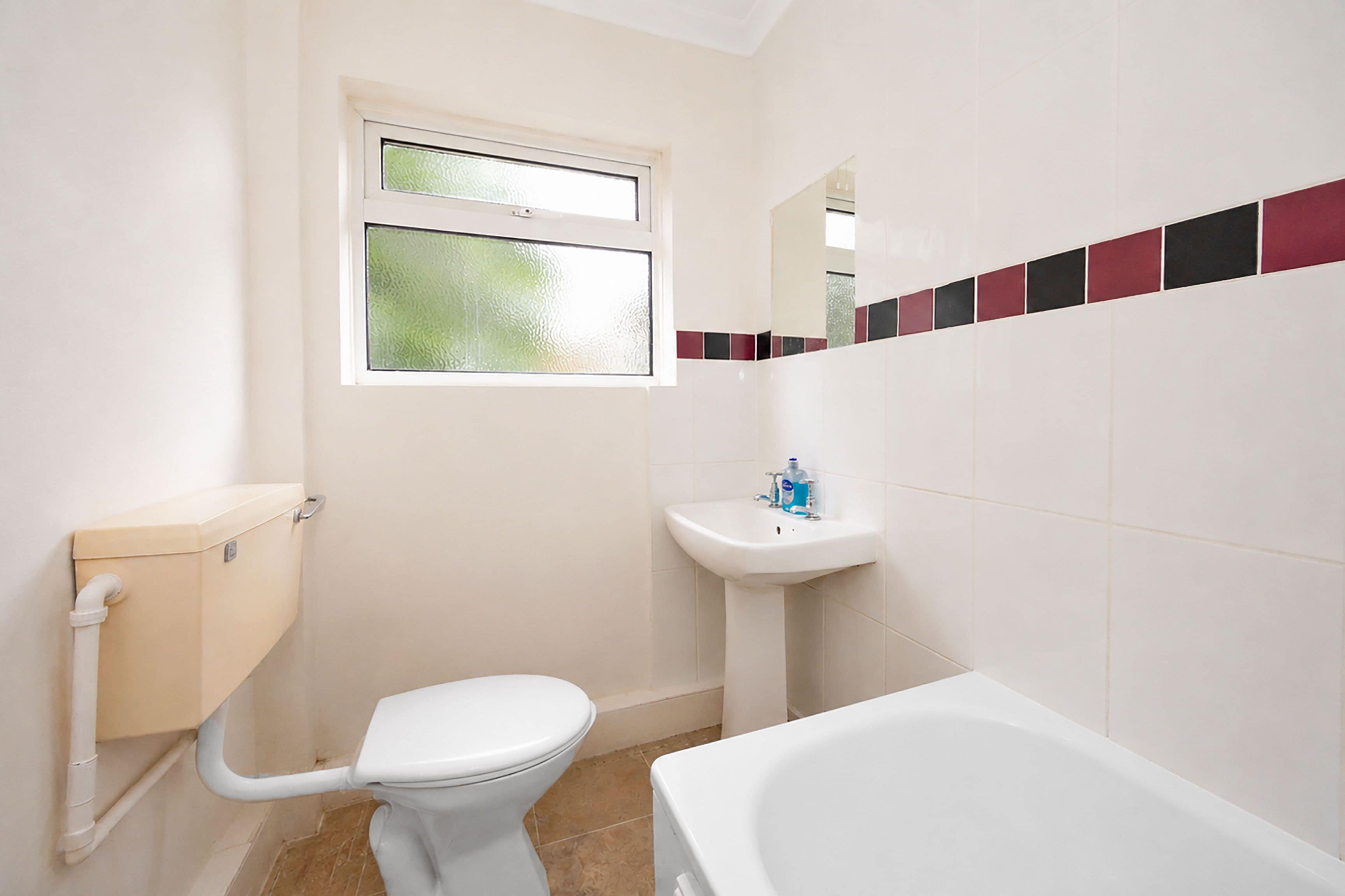 Standard Double Room | Bathroom | Free toiletries, towels, soap, shampoo