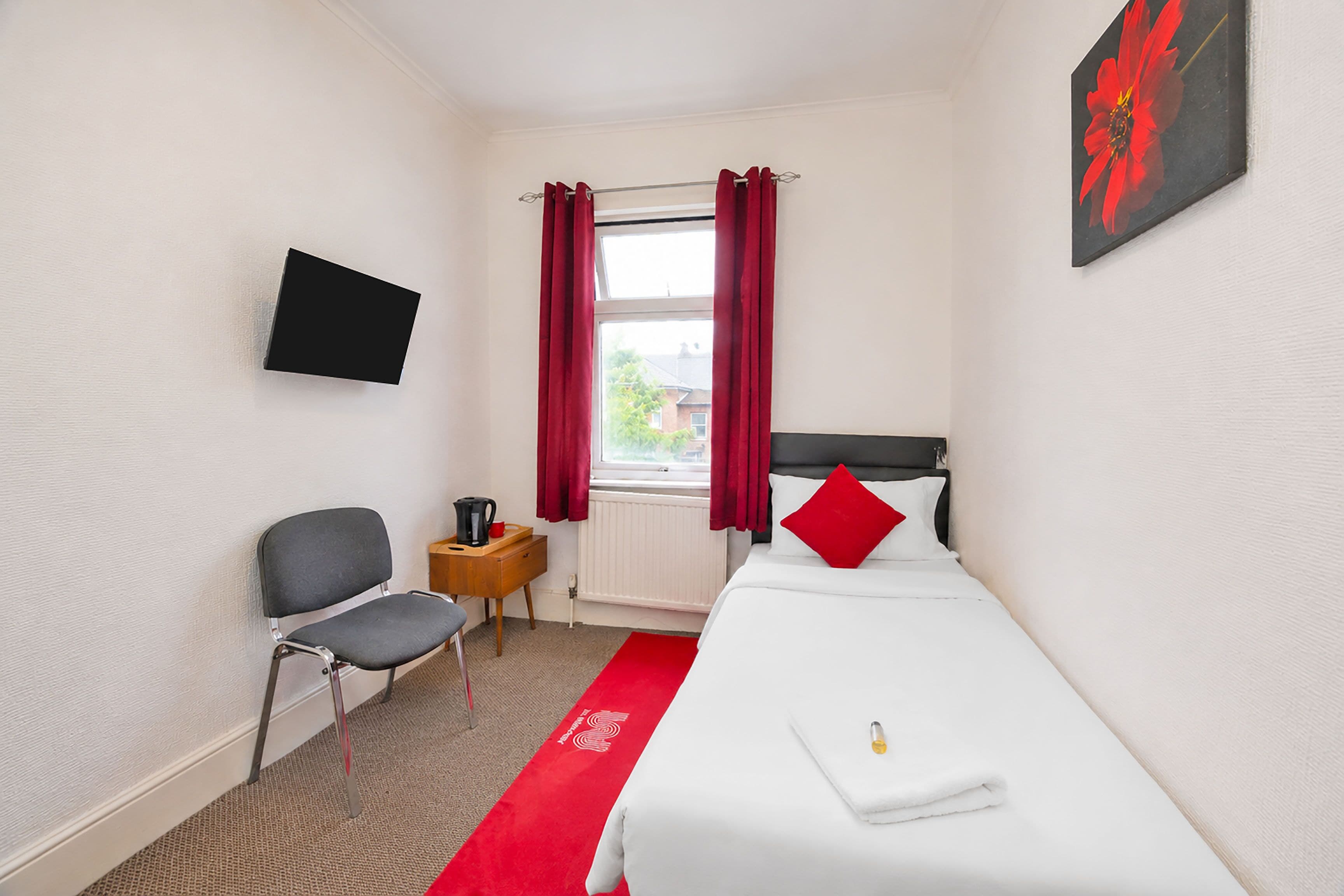 Standard Single Room - Shared | Desk, blackout curtains, iron/ironing board, free WiFi