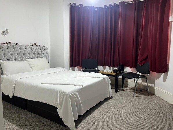 Superior Double Room, 1 Double Bed | Desk, blackout drapes, iron/ironing board, free WiFi - OYO Saji Hotel Illford (Ilford)