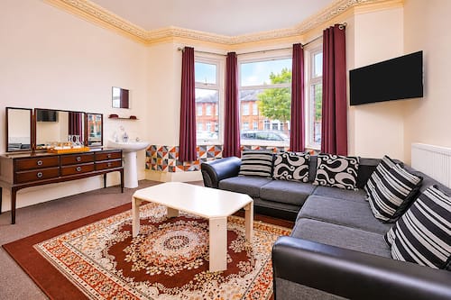 Habitación estándar, 2 camas individuales (Shared) | Escritorio, cortinas opacas, tabla de planchar con plancha y wifi gratis