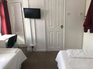 Desk, blackout drapes, iron/ironing board, free WiFi - OYO Saji Hotel (Ilford)