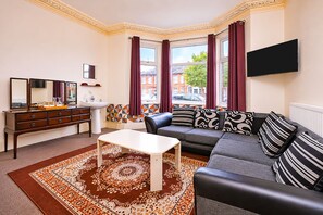Desk, blackout curtains, iron/ironing board, free WiFi - Saji Hotel Ilford (Ilford)