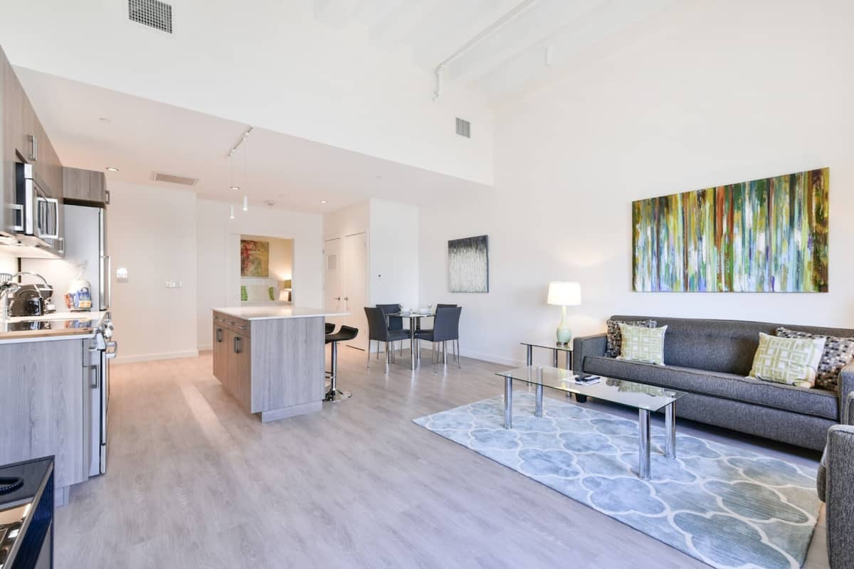 Departamento Deluxe, 1 cama Queen size y sofá cama | Área de sala de estar | Smart TV