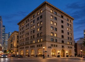 Ein mehrstöckiges Hotel im klassischen Stil mit Bogenfenstern und einem zentralen Eingang.