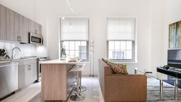 Basic Studio Suite | Living area | Smart TV