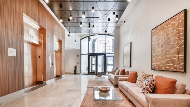Lobby-lounge