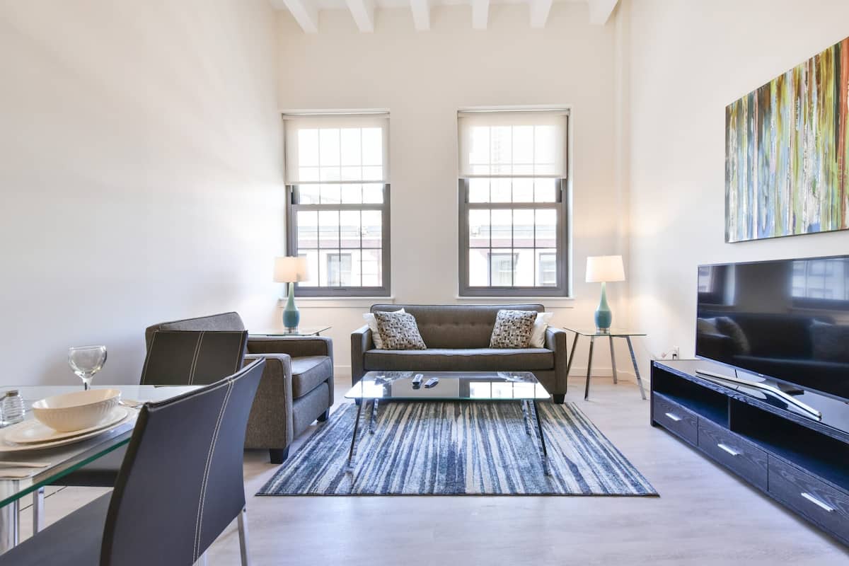 Departamento Premium, 2 habitaciones, balcón, vista a la ciudad | Sala de estar | Smart TV