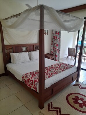 Hochwertige Bettwaren, Zimmersafe, individuell dekoriert, Schreibtisch