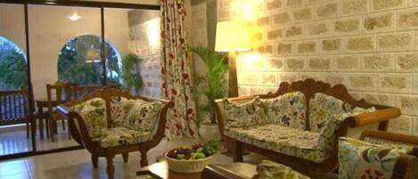 컴포트 아파트, 침실 2개 | 거실 공간 | 평면 TV, 유료 영화