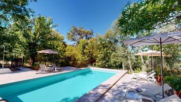 Piscina a l'aire lliure i gandules