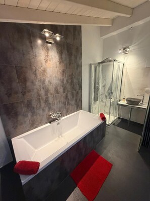 Exclusive-Loft, eigenes Bad, Blick auf den Innenhof | Badezimmer