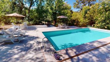 Piscina a l'aire lliure i gandules