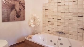 Casa superior, banyera d'hidromassatge | Bany