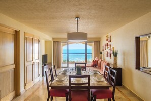 Deluxe Villa, 1 King Bed | In-room dining