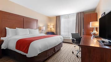 Bureau, rideaux d’obscurcissement, fer et planche à repasser