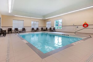 Piscina interna, espreguiçadeiras