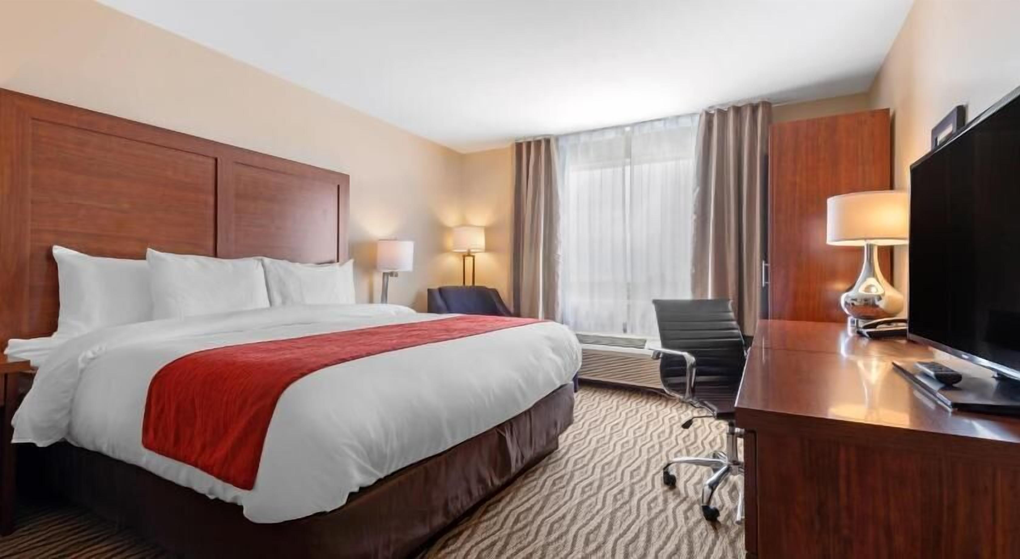 مكتب وستائر تعتيم ومكواة/لوح كي وواي فاي مجانًا