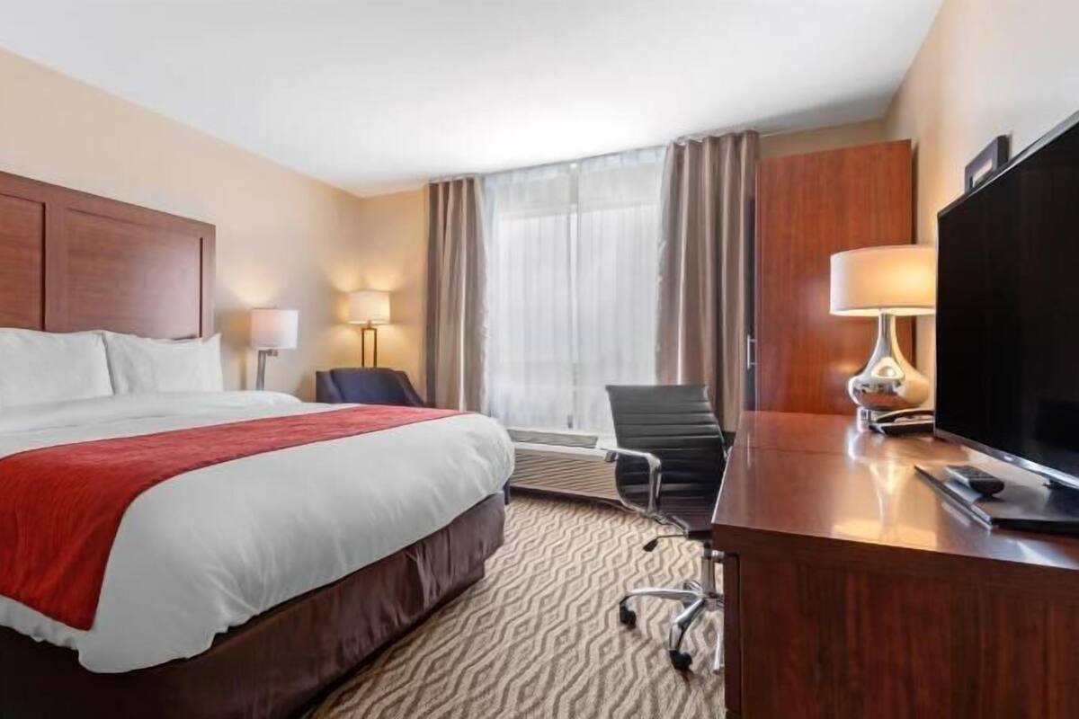 Desk, blackout drapes, iron/ironing board, free WiFi