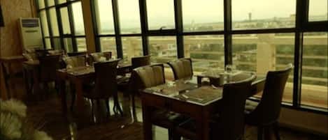 Se sirven desayunos, almuerzos y cenas; cocina local e internacional