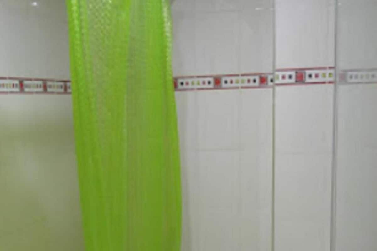 deep-soaking bathtub, free toiletries, hair dryer, towels