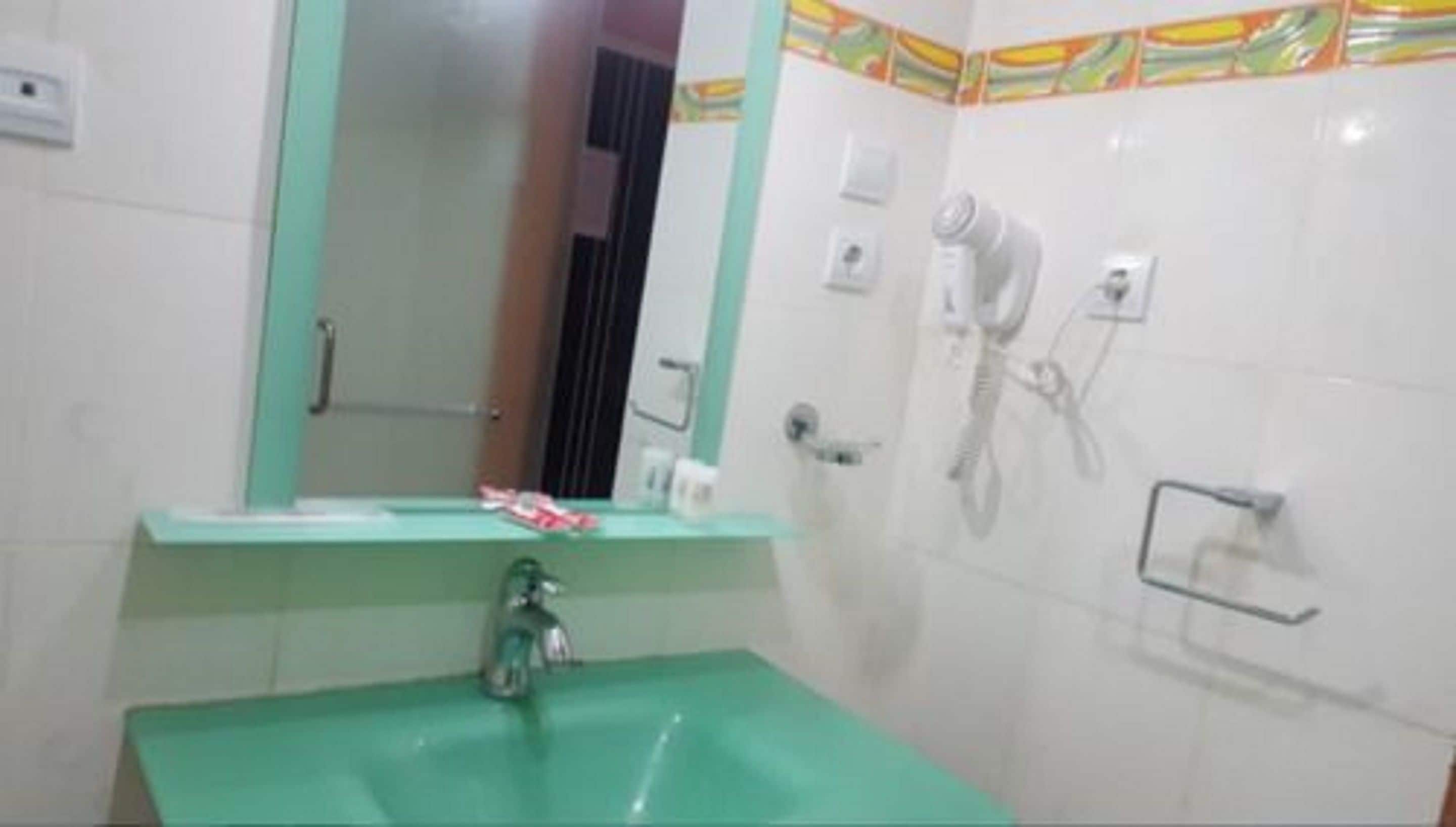 Deep-soaking bathtub, free toiletries, hair dryer, towels