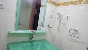 Een diep bad, gratis toiletartikelen, een haardroger, handdoeken