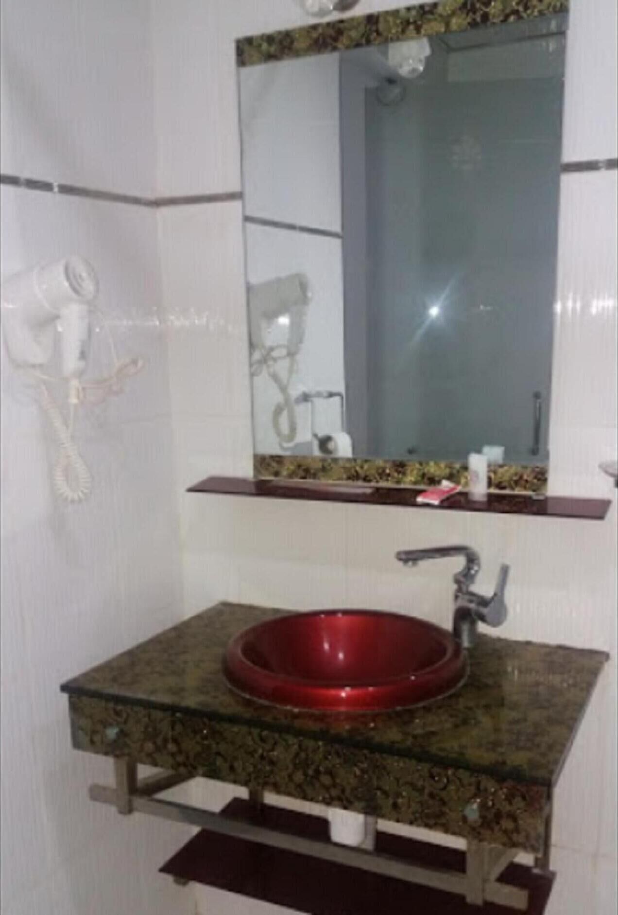 deep-soaking bathtub, free toiletries, hair dryer, towels