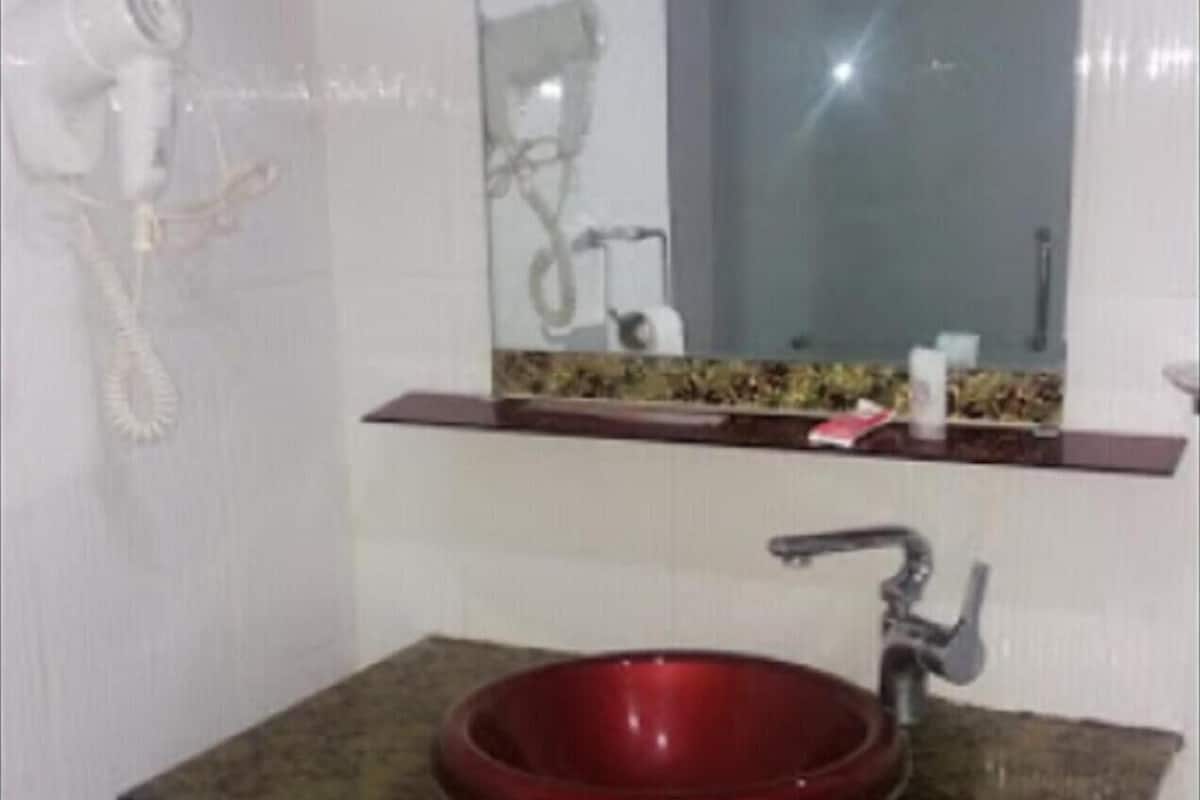 deep-soaking bathtub, free toiletries, hair dryer, towels