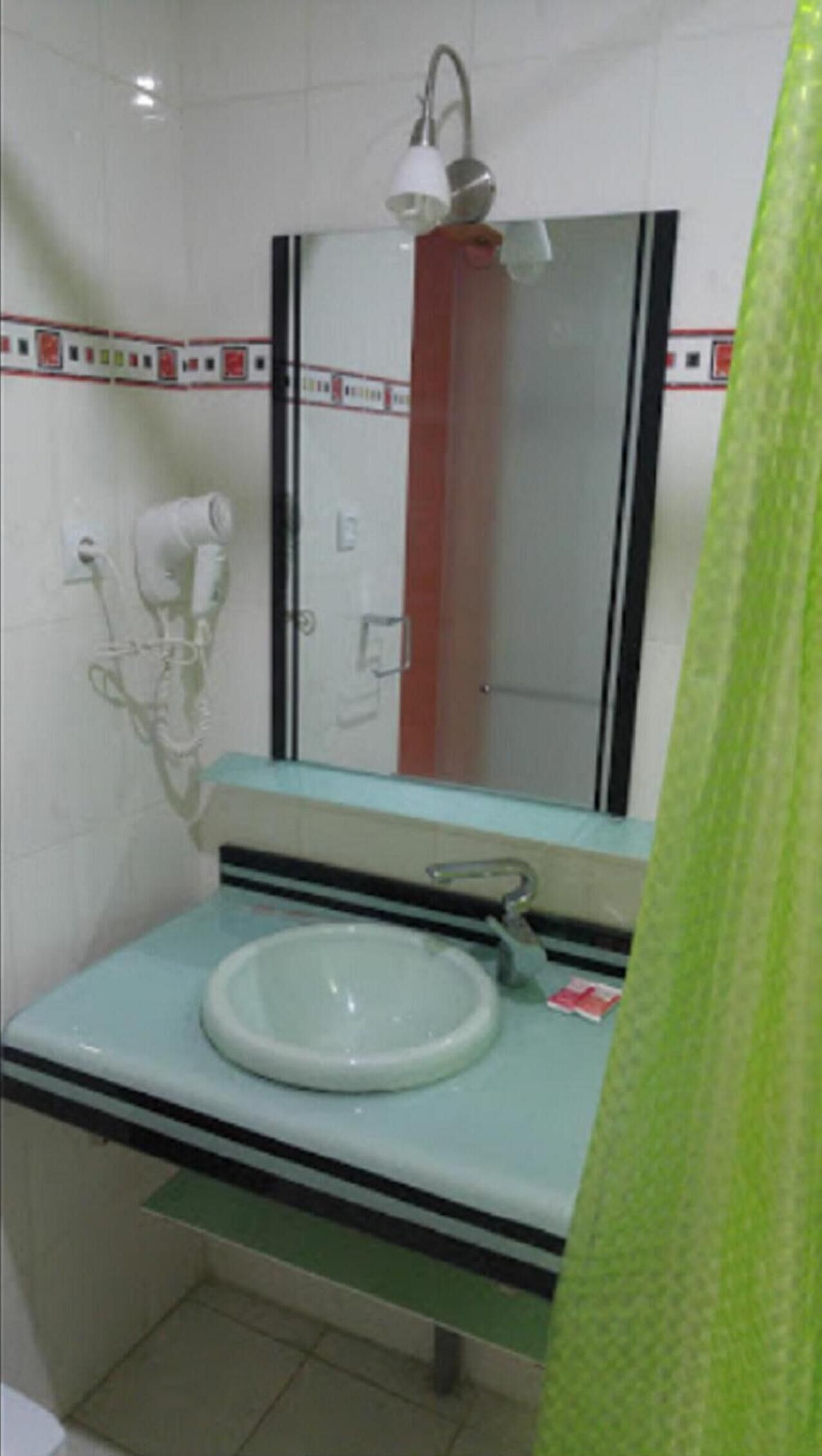 deep-soaking bathtub, free toiletries, hair dryer, towels