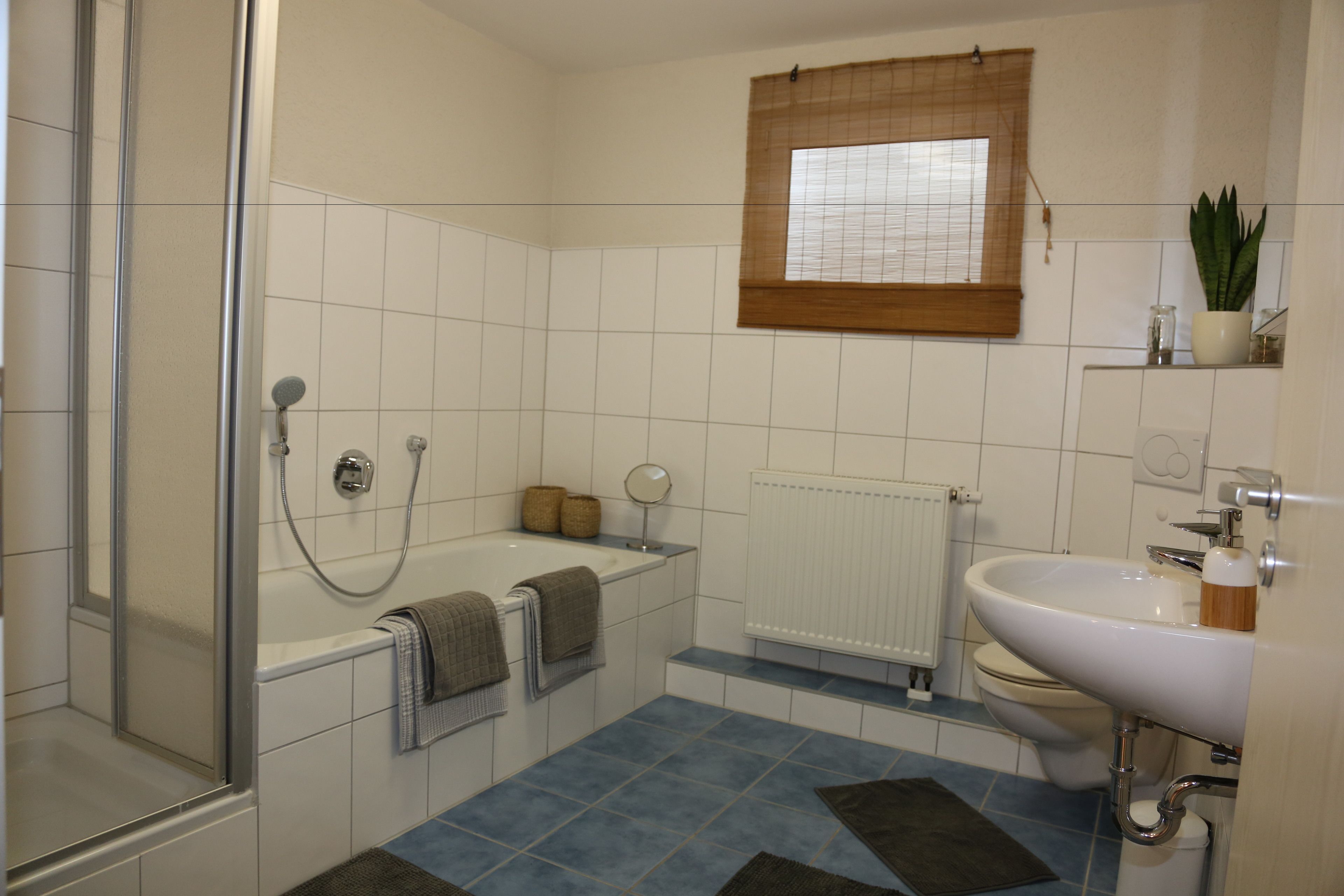 Une salle de bain équipée d’une douche, d’une baignoire, de toilettes et d’un lavabo.