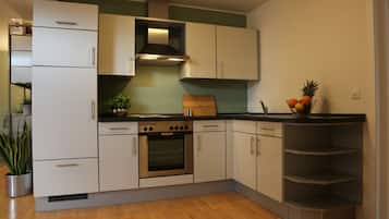 Lejlighed - 1 soveværelse - stueetage (incl. final cleaning fee € 35,-) | Privat køkken | Køleskab, ovn, kogeplade, kaffe-/temaskine