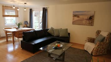 Apartamento, 1 habitación, planta baja (incl. final cleaning fee € 35,-) | Zona de estar | Una televisión de pantalla plana