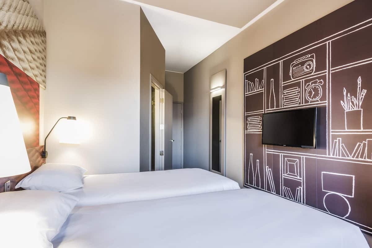 Standard Twin Room, 2 Katil Bujang (Single) | Peti besi dalam bilik, meja, langsir/tirai gelap terus, kalis bunyi