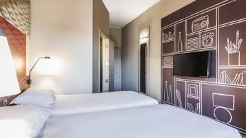 Camera Standard con 2 letti singoli, 2 letti singoli | Una cassaforte in camera, una scrivania, tende oscuranti