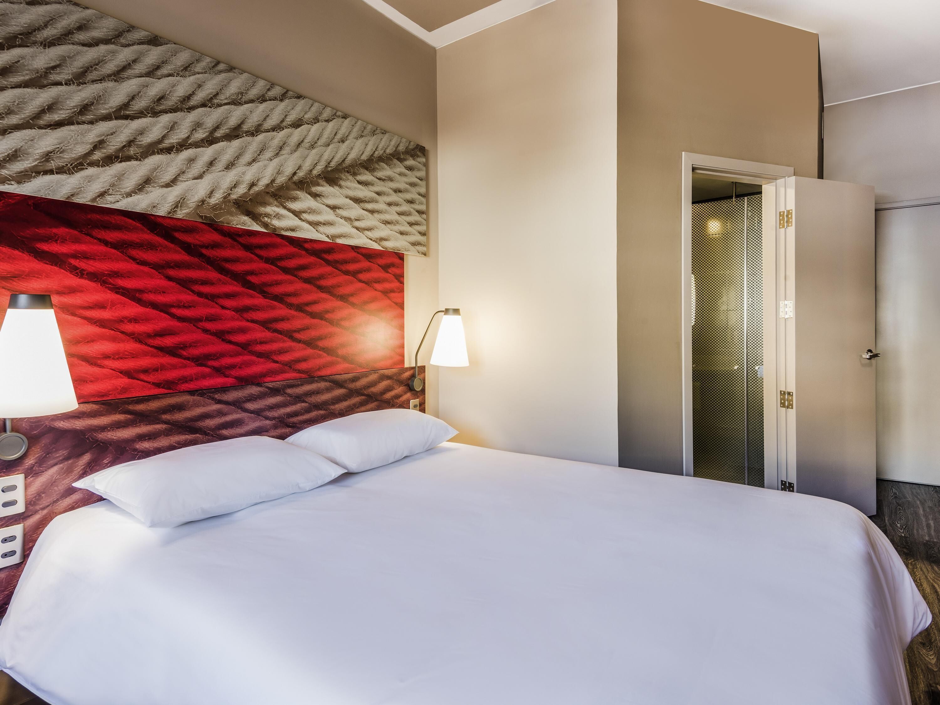 标准房, 1 张双人床 | 客房内保险箱、办公桌、遮光窗帘、隔音