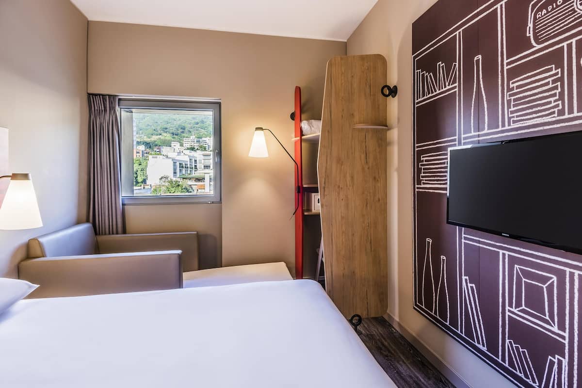 Standard Room, Berbilang Katil | Peti besi dalam bilik, meja, langsir/tirai gelap terus, kalis bunyi