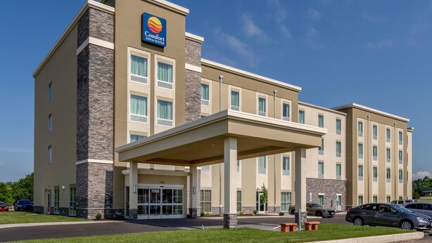 A Comfort Inn & Suites hotel with a modern design, featuring a covered entrance and multiple windows. - Comfort Inn & Suites – Harrisburg Airport – Hershey South (Middletown)